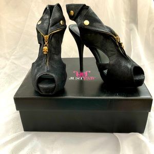 Just Fab Black high-heel Sz 9 Morgandy NIB Has snaps skulls and zippers.